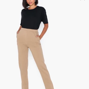 Mjukisbyxor med slits strl M - Ett par jättesköna mjukisbyxor från NLY trend med slits längst ner på vardera ben. Jättemysiga men tyvärr alldeles för stora för mig! Aldrig använda