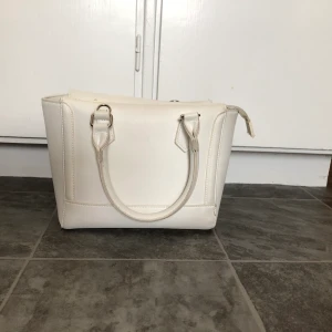 Vit handväska  - super fin vit handväska från bershka som passar till allt! finns mycket rum i den och även en liten ficka inuti :) är i väldigt bra skick 💕 man kan ta av ock på axelbandet