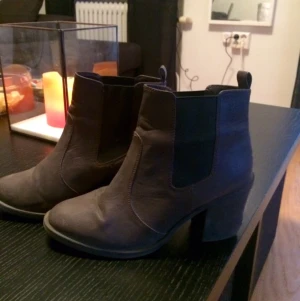  - Bruna kängor från hm.