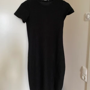 Klänning XS - Svart klänning från BikBok i strl XS, använd fåtal gånger. Kan mötas upp i Västerås annars står köparen för frakt.