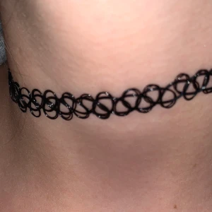Svart choker - Pris är med frakt. Endast testad. Har i väldigt många olika färger så bara att höra av sig.