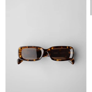 Coola solglasögon  - Säljer dessa nya (aldrig använda) brillor från weekday i spräckligt mönster. Supercoooola men passar tyvärr inte mitt lilla ansikte:(. Så fina o verkligen trendiga. Tyvärr är lappen bortklippt men de är aldrig använda bara testade.