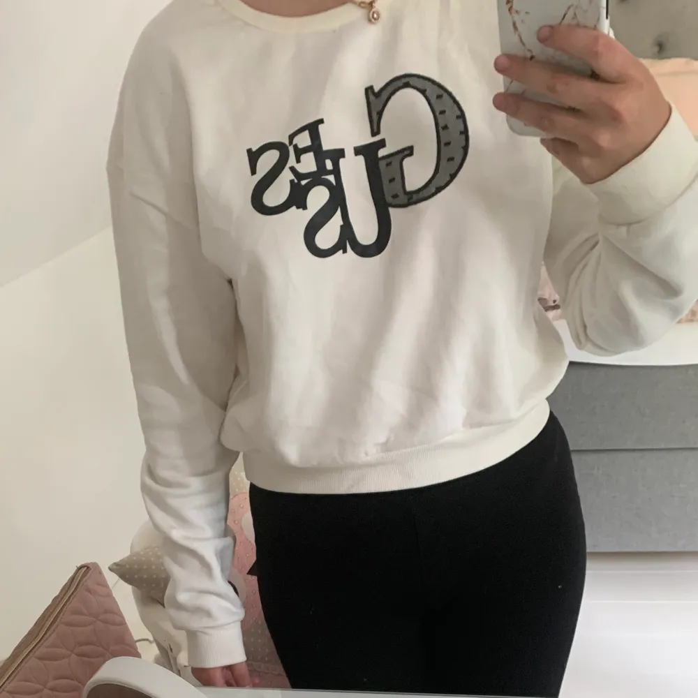 Intressekoll på denna Jättefina tröja/sweatshirt från guess i en modell som inte finns kvar längre, jättemjuk och mysig inuti. Storlek L i barnstorlek men passar perfekt på mig som har S😊 buda gärna om ni är intresserade. Tröjor & Koftor.