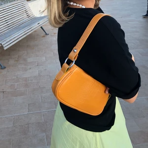 Gul väska - Intresse koll! Buda från 150kr⚡️🌸🌷 Betalning via swish🌸 (+frakt)