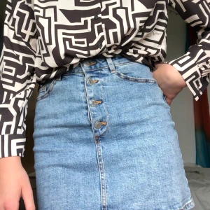 Blå jeanskjol strl XS/S - Fin jeanskjol med knappar, passar till allt! Jättefint skick💕💕skriv för mer bilder, frakt ingår i priset!💛passar S också🥰🥰