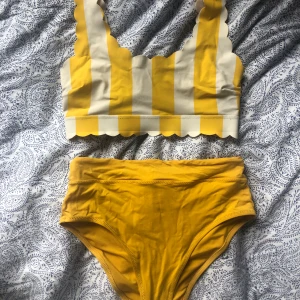 Bikini - Ett somrigt bikini-set, går att köpa delarna var för sig (90kr st). Frakt tillkommer<3 Tvättas självklart innan leverans!