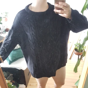 Stor stickad tröja - Stor svart stickad, endast använd enstaka gånger. Storlek XL, blir som oversize på mig som är S/M. Frakt ingår!