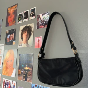 Axelväska  - Helt ny oanvänd axelväska från Asos. Jätte söt väska men säljer då den inte används🦋💕 köpt för 280kr