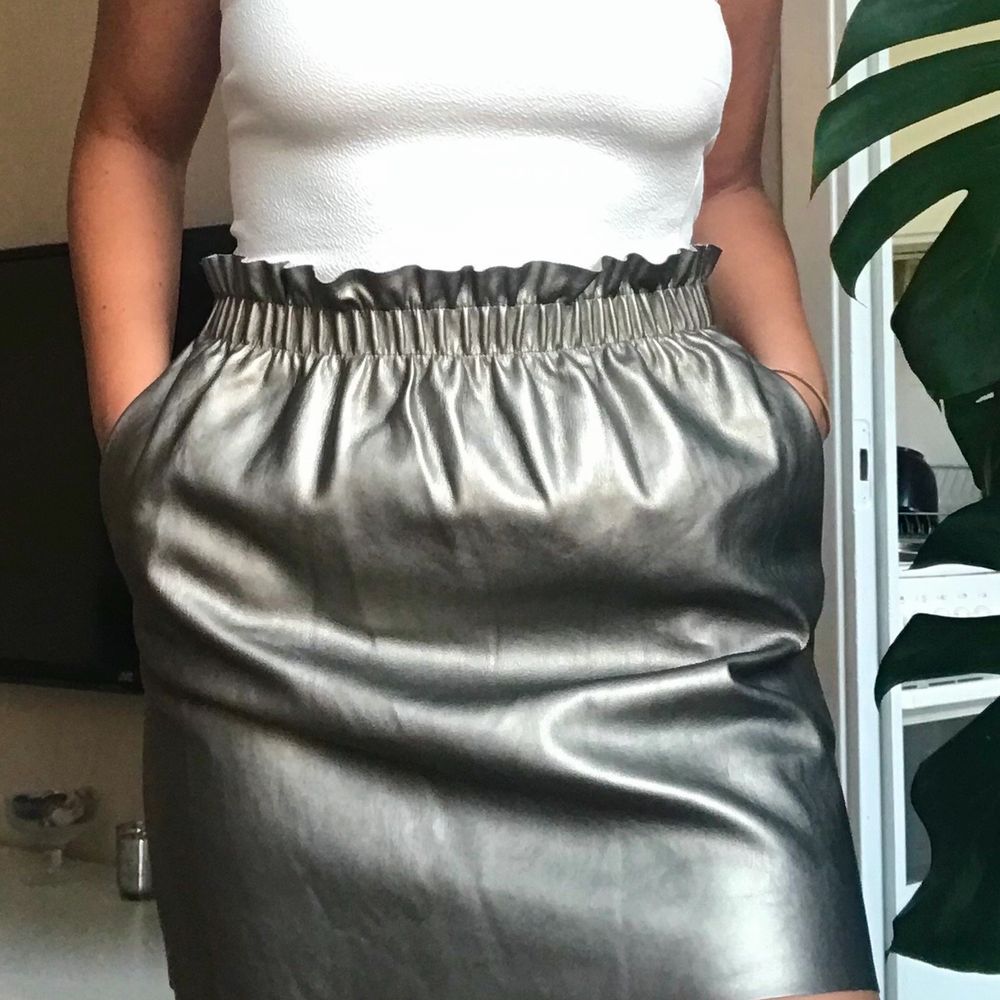 Denna kjolen är från Zara och är i perfekt skick. Verkligen jätteskön och enkel att klä upp eller ner. Med fickor på var sida.  Köparen står för frakt . Kjolar.