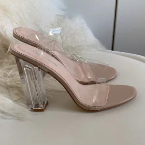 Genomskinliga klackar heels - Snygga genomskinliga klackar. Aldrig använda. Strö 37/38
