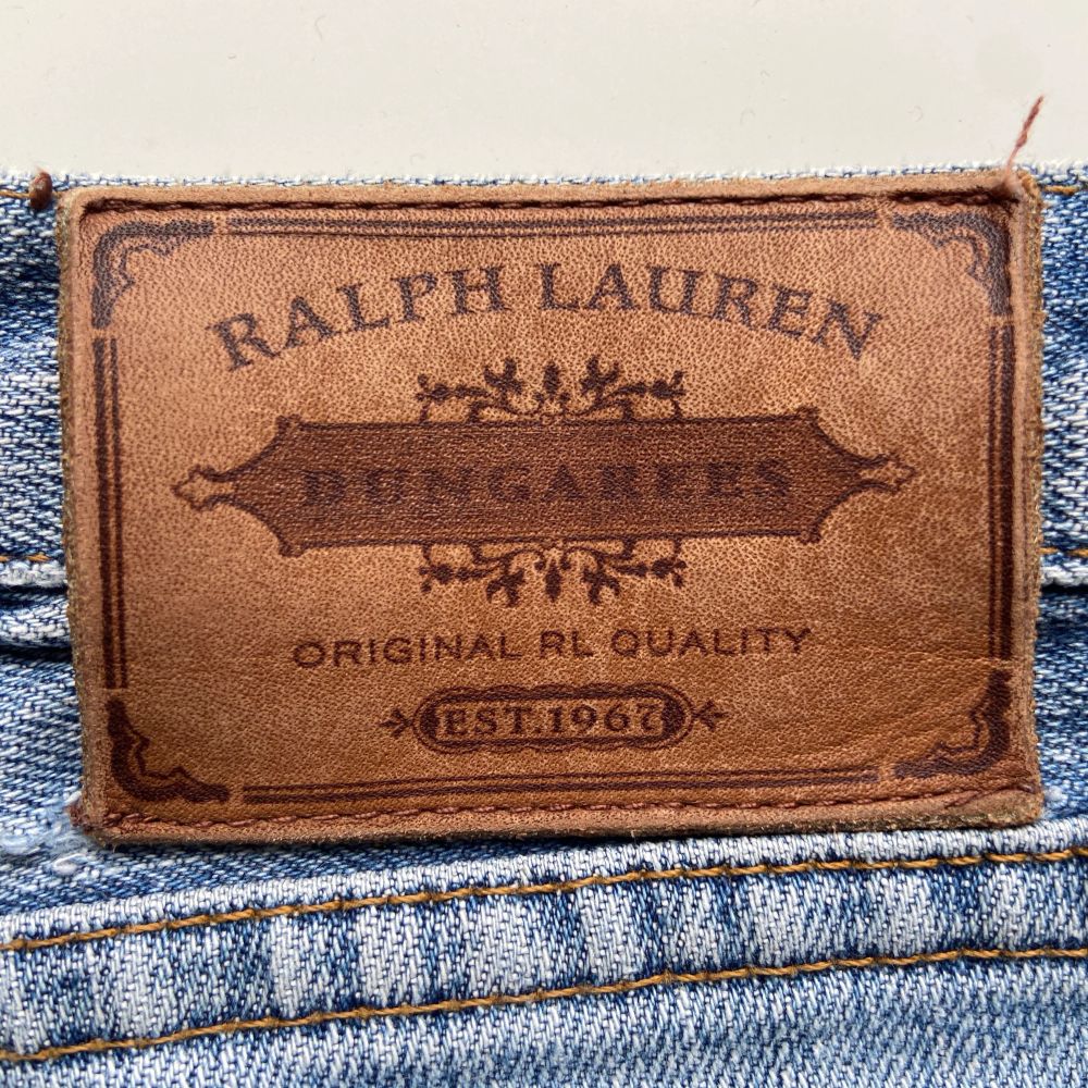 Blå jeans från Ralph Lauren som passar ungefär en S! Snygga fickor, väldigt bekväma och med bra passform över ben och rumpa. Ett najs lite tjockare tyg och ett snyggt hål på knät. De kostade runt 1500 - 2000kr nya🦋🦋. Jeans & Byxor.