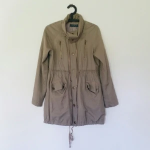  - Fin jacka ifrån Zara. Har lite oljefläckar på ena armen och ett litet hål. Annars fint skick och väldigt bekväm!