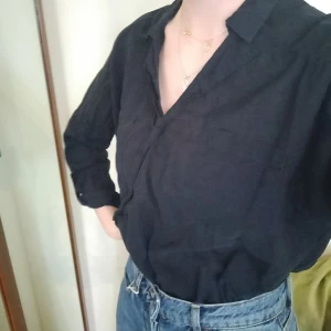 Mörkblå tunn skjorta - Blus/skjorta med omlott. Den är i tunn bomull så jätteluftig och skön! Har använt den en del men den är i perfekt skick. Vi delar på frakten ✨