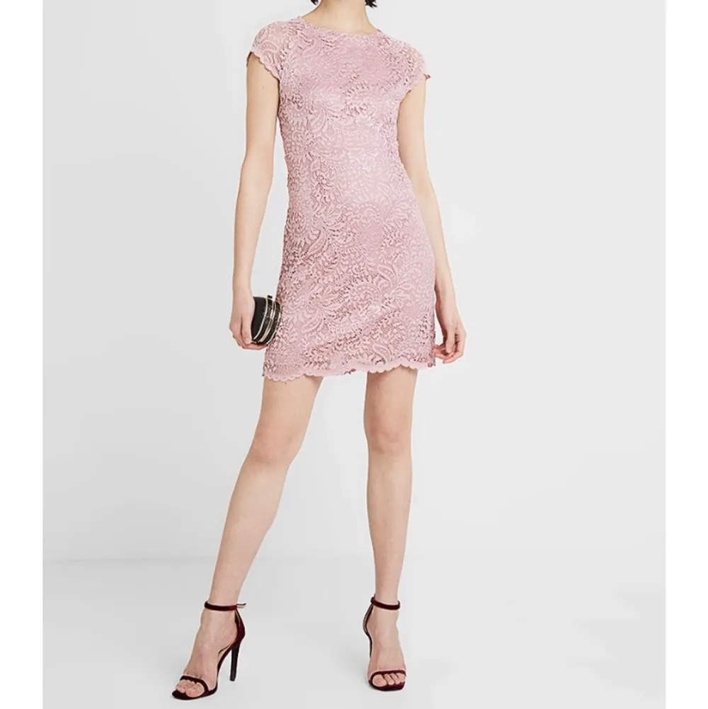 Endast använd 1 gång. En rosa spets klänning med stretch i. Den är bra i passformen och anledningen till att jag säljer den är då den inte passar längre. Köparen står för frakt, obs frakt ej medräknat i priset. Förhandlingsbart pris. Klänningar.