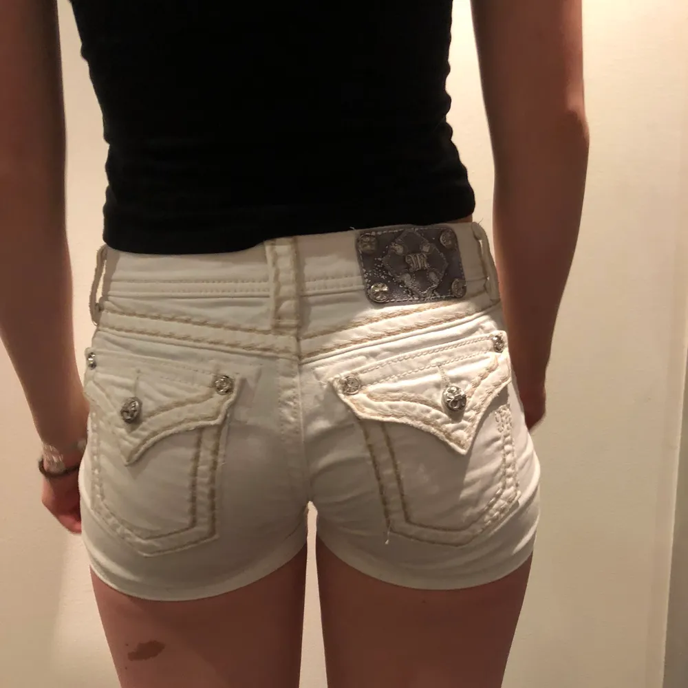 Vita jeansshorts med coola detaljer i storlek 25 (tror dock fransk eller italiensk storlek så mer av 23- mindre 24) . Shorts.