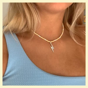 Pärlhalsband med blixt  - 💛💛💛 Pärlhalsband med blixt som passar perfekt till sommaren! Frakt inkluderad