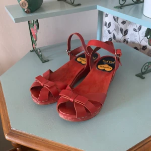 Trädkor - Röda träskor strl:36 jag har strl 37 passar bra på mig. 