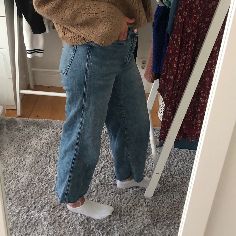 Jeans från HM. Modell ”Culotte”. Säljer då jag tycker de är för korta, är 175 cm. . Jeans & Byxor.