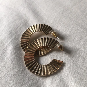 Guldiga öronhängen!! - Fina guldiga öronhängen!! Aldrig använda, utan har bara hängt på mitt smyckesställ. Nypris: 149kr🤩