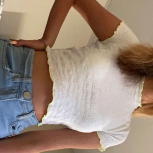 Vit t-shirt med gröna neon kanter - Från new yorker. Strl S. Söt sommar t-shirt med ”ribbat” meterial. Neon gröna smala kanter. Nästan oanvänd. Köparen står för frakten💕