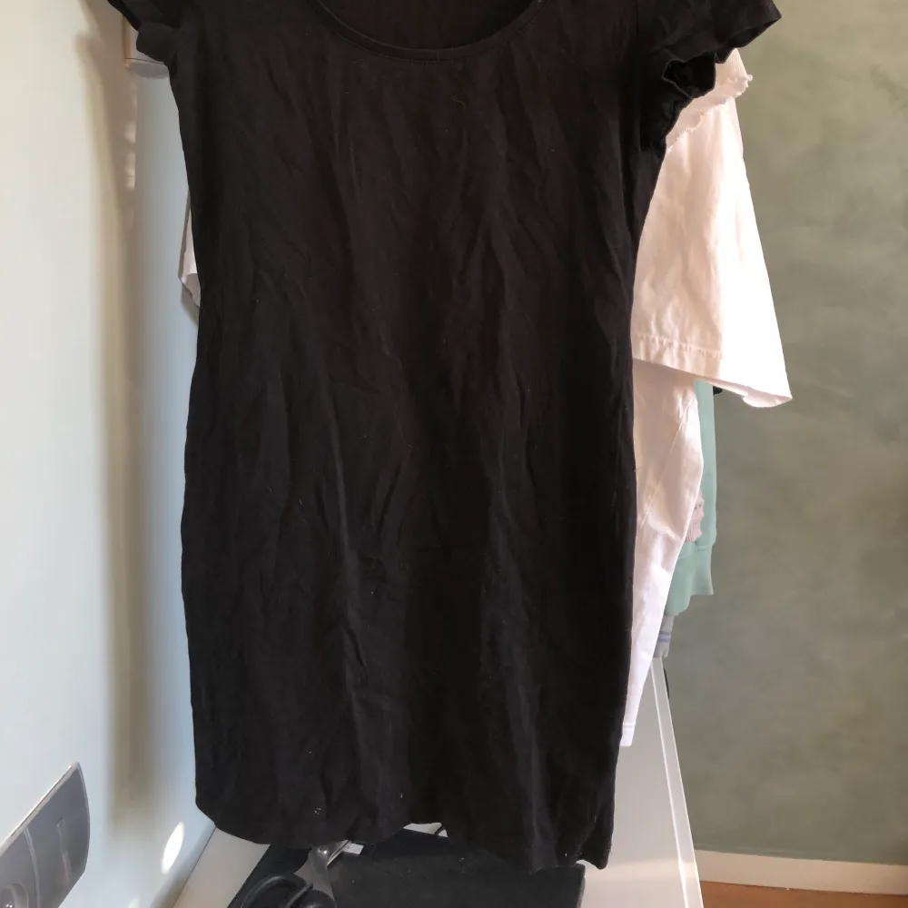 Enkel, svart, t-shirt-klänning. Superbra basplagg i skönt bomullsmaterial. 💗frakten ingår i priset!💗. Klänningar.