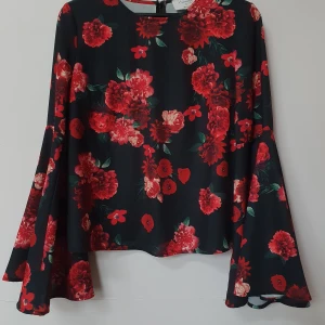 Hannalicious x NAKD blommig blus - Sparsamt använd