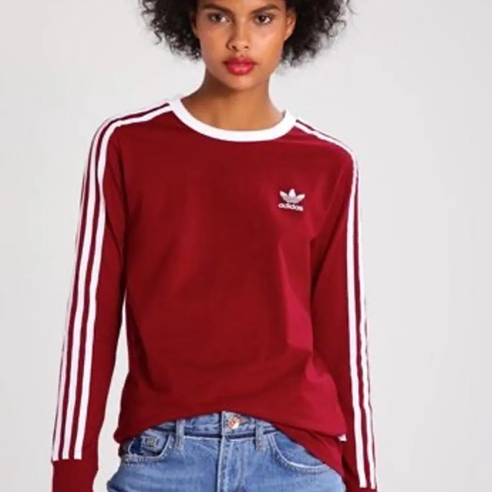 Säljer en vinröd cool långärmad tröja från Adidas. Slutsåld nästan överallt så väldigt unik. Säljer pga använder knappt så den är i nyskick. Frakt 63kr💕. Tröjor & Koftor.