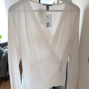 Vit omlottblus, oanvänd - Ny vit blus från H&M
