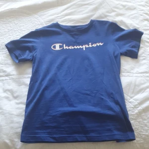 Champion t-shirt  - Oanvänd t-shirt i storlek M men är snarare men som en S 