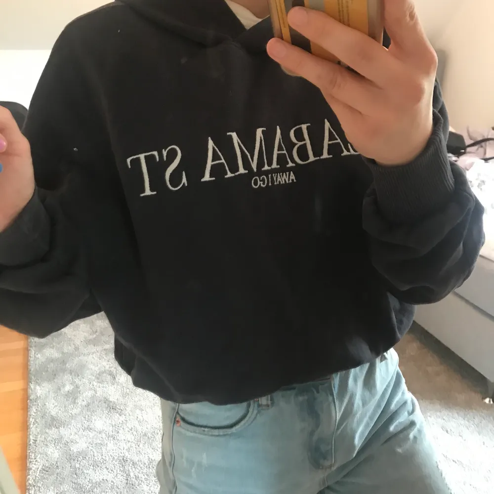 snygg grå/svart hoodie där luvan inte syns nu😆 hoodien är från pull&bear och i bra skick!! hör av dig om fler bilder:). Hoodies.