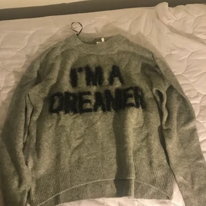 Tröja - En grå tröja med svart text som är skön på kroppen. Säljs bara i Helsingborg. Aldrig använd eftersom det var en present.