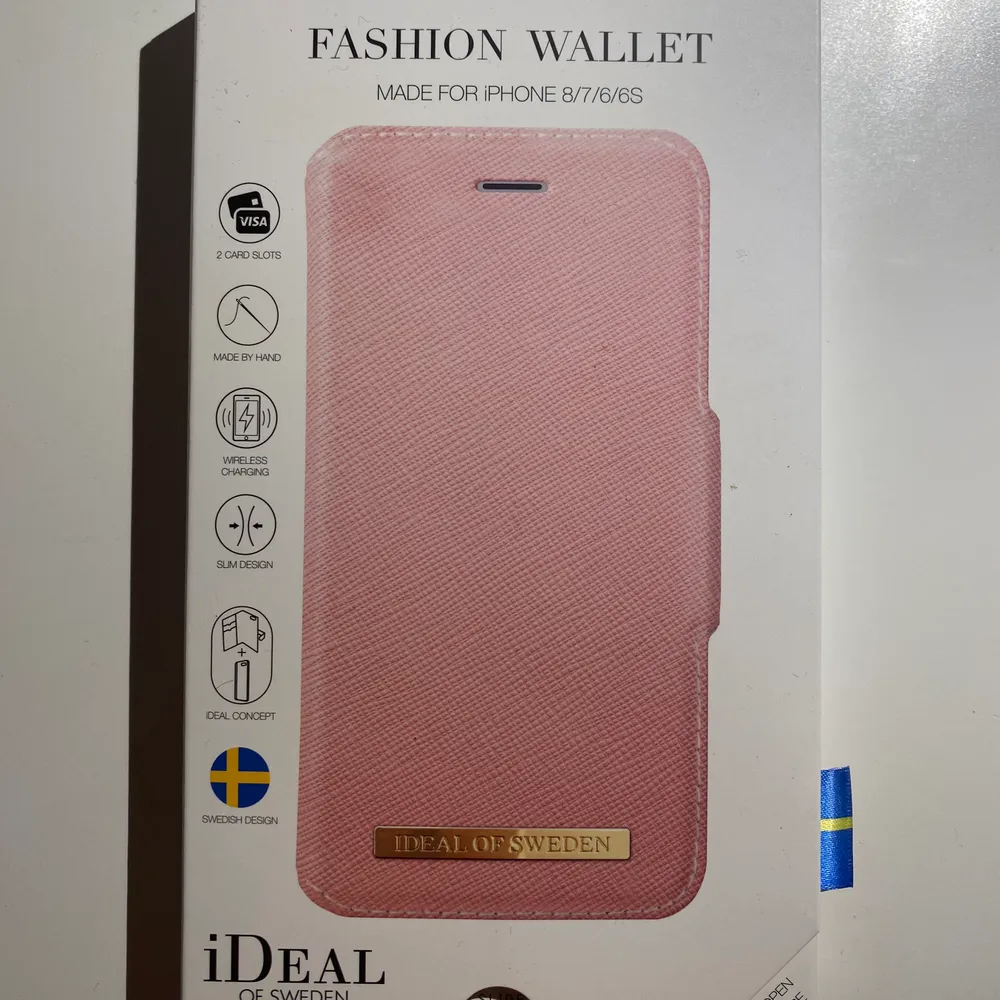 Fashion Wallet från Ideal of Sweden i färgen rosa. Knappt använt då jag köpte dubbletter. Fint skick, inga skador. Säljes då jag har ny telefon. Originalförpackning finns.  Nypris: 399kr Säljes för: 120kr + frakt. Accessoarer.