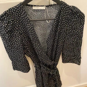 Klänning - En jätte fin omlott klänning som jag önskade passade mig men tyvärr! Det somna knytband i midjan och även en lite knapp vid brösten om man inte vill visa så mycket, frakt 60kr 