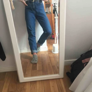  - Fina djupblå byxor från monki. Byxorna är i toppenskick då jag typ aldrig använt de. Modellen är kimono och storleken 27.  Frakt bjuder jag på 💕