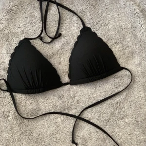Bikini överdel - Bikiniöverdel från HM, storlek 38. Fint skick, ALDRIG ANVÄND endast provad. Säljes pga för liten för mig. 
