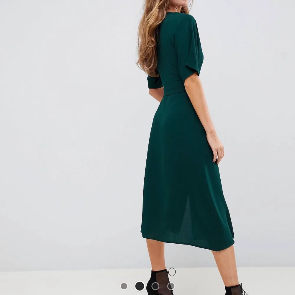 Säljer denna superfina mörkgröna klänning från Asos, storlek 34! Aldrig använd. Säljes för 150kr inkl frakt!. Klänningar.