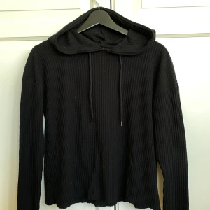 Hoodie - Jätteskön svart hoodie från Vero Moda! 💖