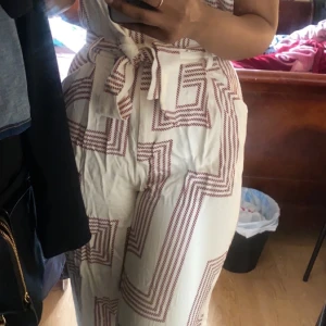 Jumpsuit från HM. - Jumpsuit från HM. Använd ett fåtal gånger. I storlek 38.