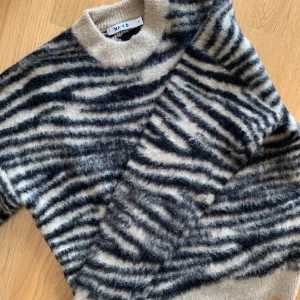 NA-KD tröja - Snygg tröja från NA-KD! Helt i nyskick! Köparen står för frakten.