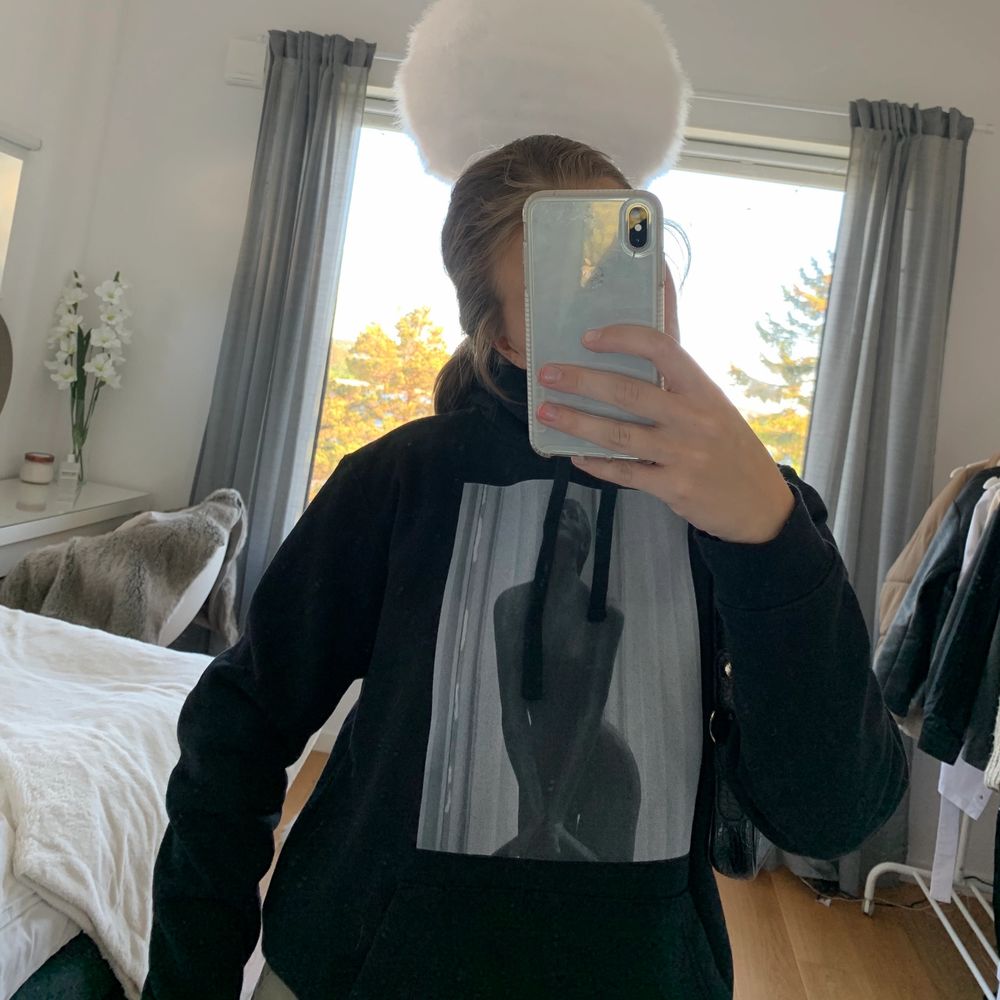 Hoodie från The Cool Elephant! Skit cool Hoodie i storlek L. Jag är egentligen S dock är detas storlekar små så tycker L funkar bäst om man vill ha den lite overzized!😆 Den är helt oanvänd och säljer pga har fått 2 av samma. Köpt för ca 700kr . Huvtröjor & Träningströjor.