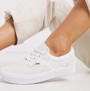 NYA Vans strl 38 beige mocka  - Superfina vans. Men dom är för stora för mig. Använt dom 2-3 ggr max. Brukar alltid ha strl 37/38. Men upplever att dessa är lite stora i storlek. Det står att de är 24 cm. Kan skickas eller mötas upp för upphämtning