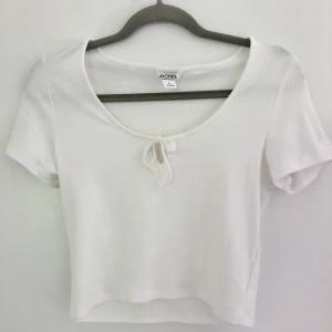 Topp från Monki🥰 - Aldrig använd topp från Monki som inte finns på hemsidan länge! Supergullig och perfekt till sommaren 🌻