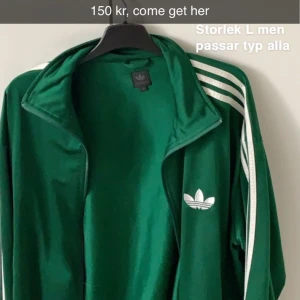 Adidasjacka - BUDGIVNING AVSLUTAD || Adidasjacka i världens finaste gröna färg. Säljs pga inte min stil längre, och är väldigt sparsamt använd. Storlek L men passar de flesta storlekar!💚🥰 köparen står för frakt: 50 kr