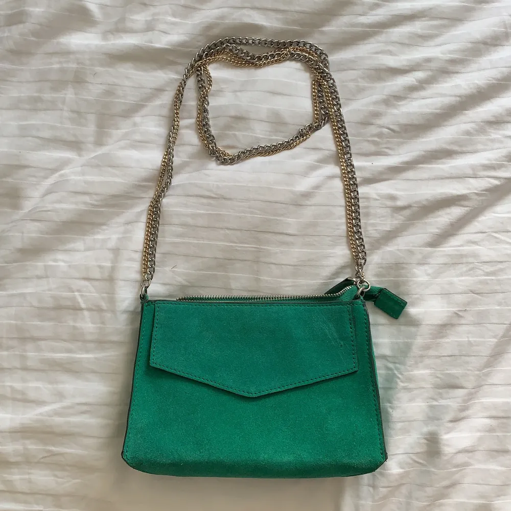 Mockaväska i fin grön färg från Zara. Kedja i guld och silver, endast använd två gånger! . Väskor.