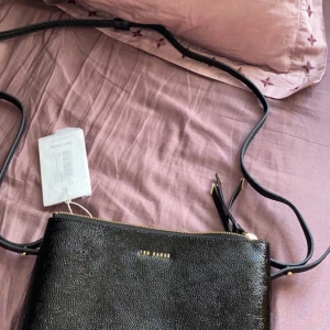 Ted baker väska  - Säljer en Ted baker väska. Har inte använt den och prislapp finns kvar. 