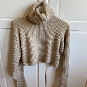 Stickad tröja Linn Ahlborg x NAKD - Fin beige stickad tröja som är croppad från Linn Ahlborgs kollektion med NAKD, ordinarie pris 399 kr jag säljer den för 190 kr inkl frakt🥰 storlek S