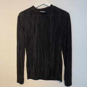 Festlig top - Fin tröja i glansigt/plisserat material