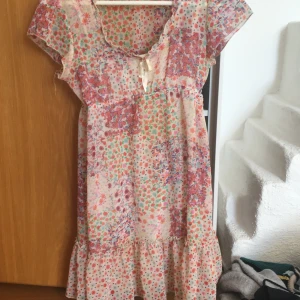 Söt sommarklänning!  - Super söt sommarklänning som tyvär är för liten för mig! Kan mötas upp i Stockholm annars står köparen för frakt 