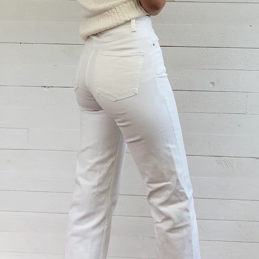 Högmidjade, raka, vita jeans från Lindex. Endast använda ett fåtal gånger då de är för små för mig. Är 175 cm lång och på mig är byxorna ungefär ankellånga. Hör av er vid intresse!. Jeans & Byxor.