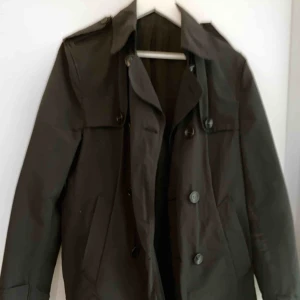  - Jacka från Tiger of Sweden. Har blivit lagad på ena ärmen (bild2) därav det låga priset. Orginalpris 2600kr.